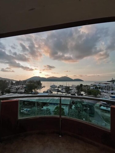 Spacious & Homey Apartment at Marina Island by JoMy Homestay