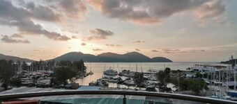 Spacious & Homey Apartment at Marina Island by JoMy Homestay