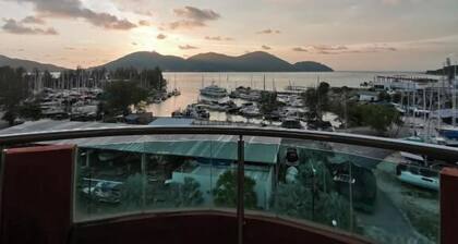 Spacious & Homey Apartment at Marina Island by JoMy Homestay