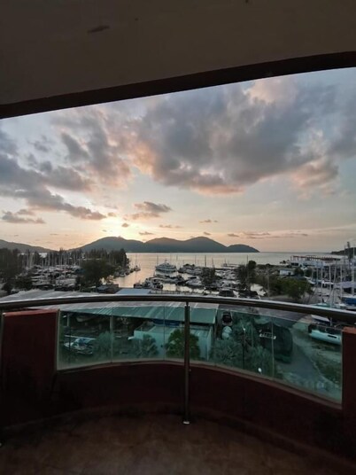 Spacious & Homey Apartment at Marina Island by JoMy Homestay