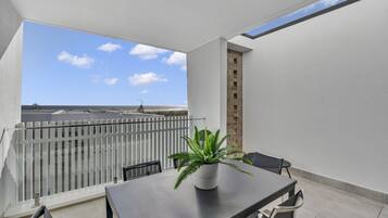 Apartment | Outdoor dining