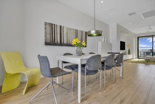 Oceanview Luxury With Dedicated Workspace