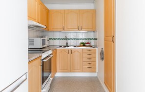 Fridge, stovetop, coffee/tea maker