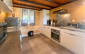 Kühlschrank, Ofen, Geschirrspüler, Wasserkocher mit Kaffee-/Teezubehör