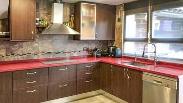 Køleskab, ovn, kogeplade, opvaskemaskine