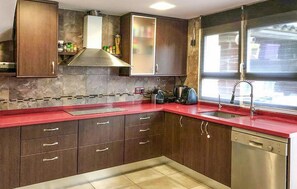 Een koelkast, een oven, een kookplaat, een vaatwasser