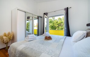 4 habitaciones, tabla de planchar con plancha y cuna de viaje 
