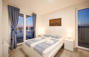 4 bedrooms, free WiFi - Nice home in Privlaka (Privlaka)