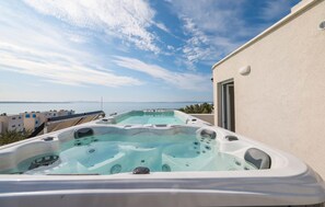 Outdoor spa tub - Nice home in Privlaka (Privlaka)