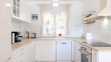 Fridge, oven, dishwasher, coffee/tea maker