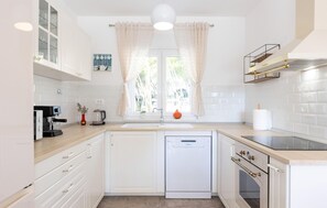 Fridge, oven, dishwasher, coffee/tea maker