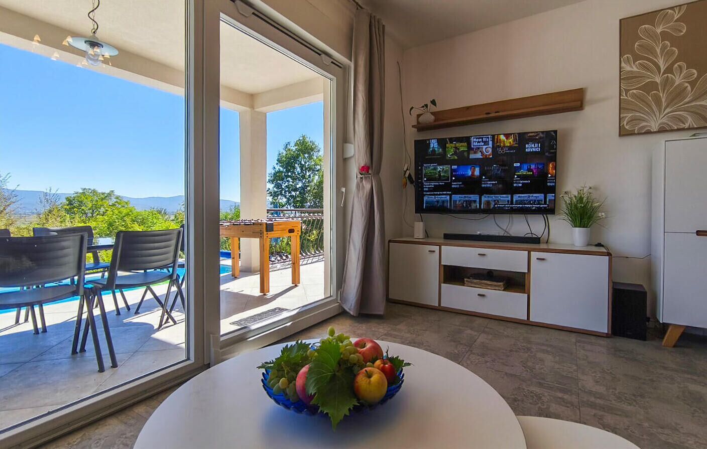 Una Smart TV, un futbolín, una mesa de tenis de mesa