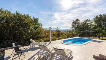 حمّام سباحة مُدفَّأ