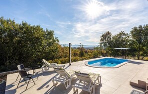 A heated pool - Beautiful home in Sinj (Sinj)