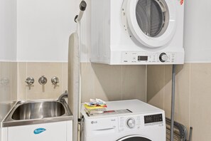 Apartemen | Kamar mandi | Pengering rambut, handuk, sabun, dan sampo