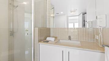 Departamento | Baño | Secadora de cabello, toallas, jabón, shampoo