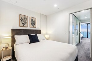 2 عدّة غرف نوم ومكواة/لوح كي وملاءات أسرّة