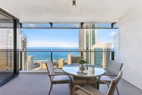 Circle on Cavill Luxe 2-bed With Views & Pool