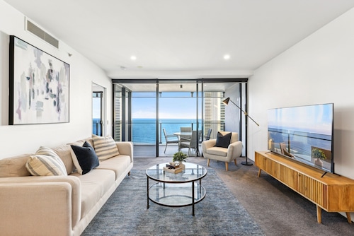 Circle on Cavill Luxe 2-bed With Views & Pool