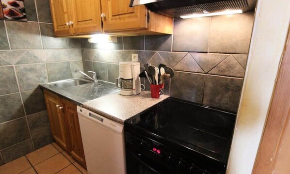 Kjøleskap, mikrobølgeovn, ovn og oppvaskmaskin