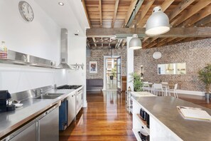 Private kitchen - New York-style Loft in Sydney CBD With City Views (Sydney)