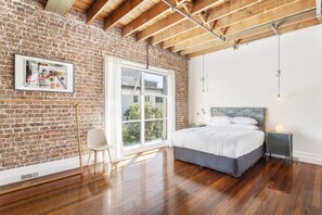 Laptop workspace, iron/ironing board, bed sheets - New York-style Loft in Sydney CBD With City Views (Sydney)