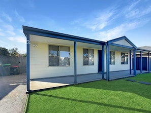 Apartment | Exterior - Spacious 4-bed Home 2-min to the Beach (Broulee)