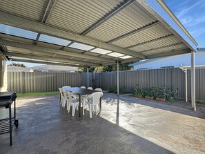 Apartment | Outdoor dining