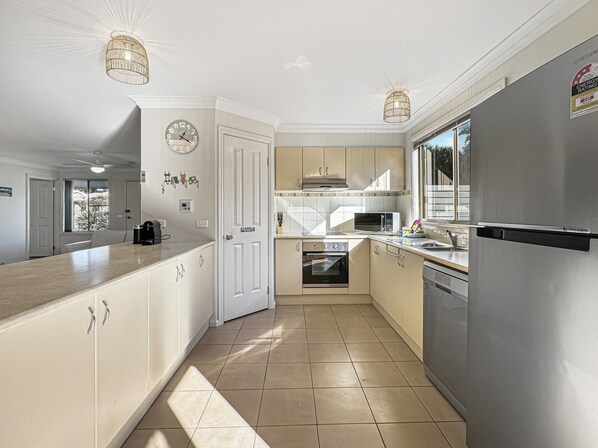 Apartment | Private kitchen | Cookware/dishes/utensils