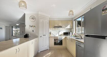 Spacious 4-bed Home 2-min to the Beach