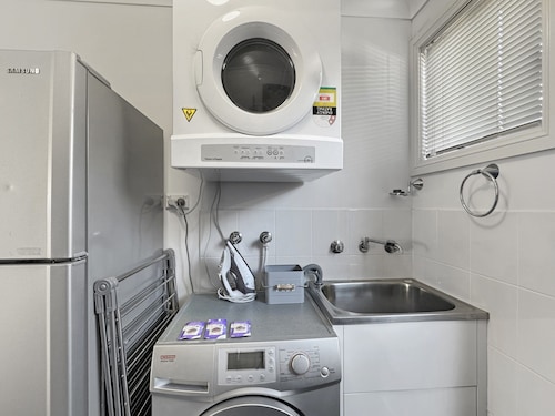 Spacious 4-bed Home 2-min to the Beach