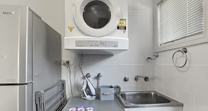 Spacious 4-bed Home 2-min to the Beach