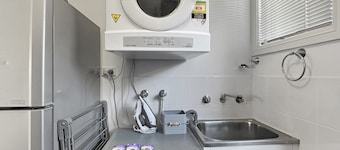 Spacious 4-bed Home 2-min to the Beach