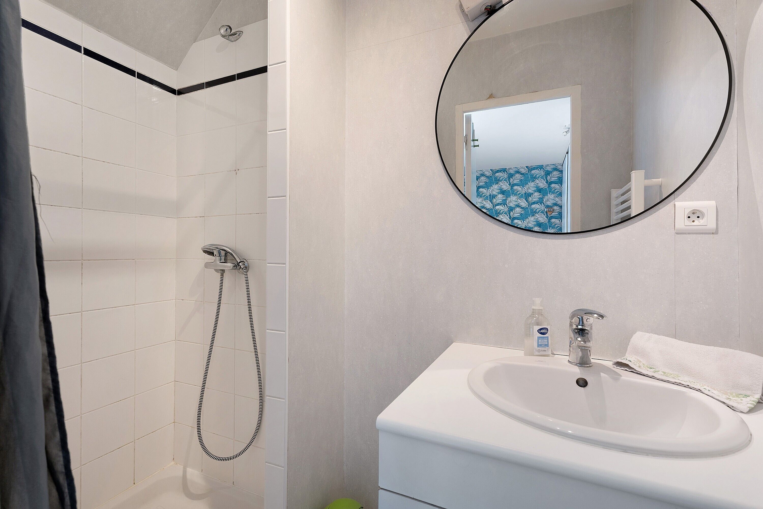 Douche, sèche-cheveux, serviettes fournies