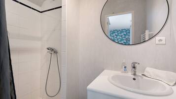 Douche, sèche-cheveux, serviettes fournies