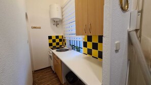 Refrigerador, microondas, horno, placa de cocina