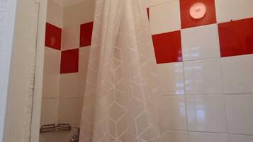 Apartamento básico | Banheiro | Chuveiro, produtos de toalete grátis, secador de cabelo