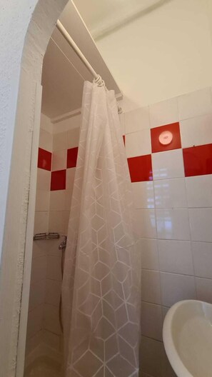 Ducha, artículos de tocador gratuitos, secador de pelo, toallas