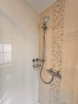 Douche, sèche-cheveux, serviettes fournies, savon