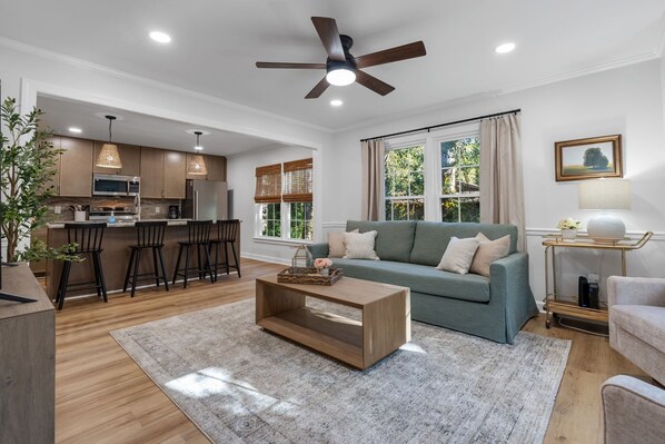 Televisión, chimenea y oficina 