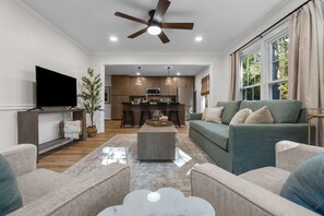 Televisión, chimenea y oficina 