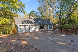 Exterior - Spacious|Close to DT|5 BDRM|4BA|PetsOK (Greenville)