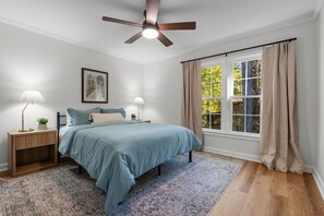 5 bedrooms, desk, iron/ironing board, travel crib - Spacious|Close to DT|5 BDRM|4BA|PetsOK (Greenville)