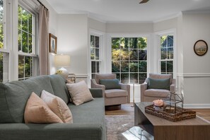 Televisio, takka, työhuone