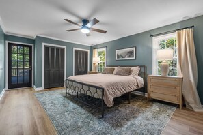 5 habitaciones, escritorio y tabla de planchar con plancha 