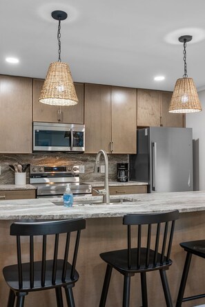 Fridge, microwave, oven, stovetop - Spacious|Close to DT|5 BDRM|4BA|PetsOK (Greenville)