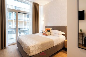 Habitación doble Deluxe | Escritorio, tabla de planchar con plancha y wifi gratis 