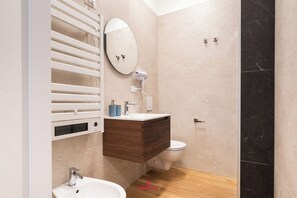 Habitación doble Deluxe | Baño | Regadera, secadora de cabello, toallas, jabón 