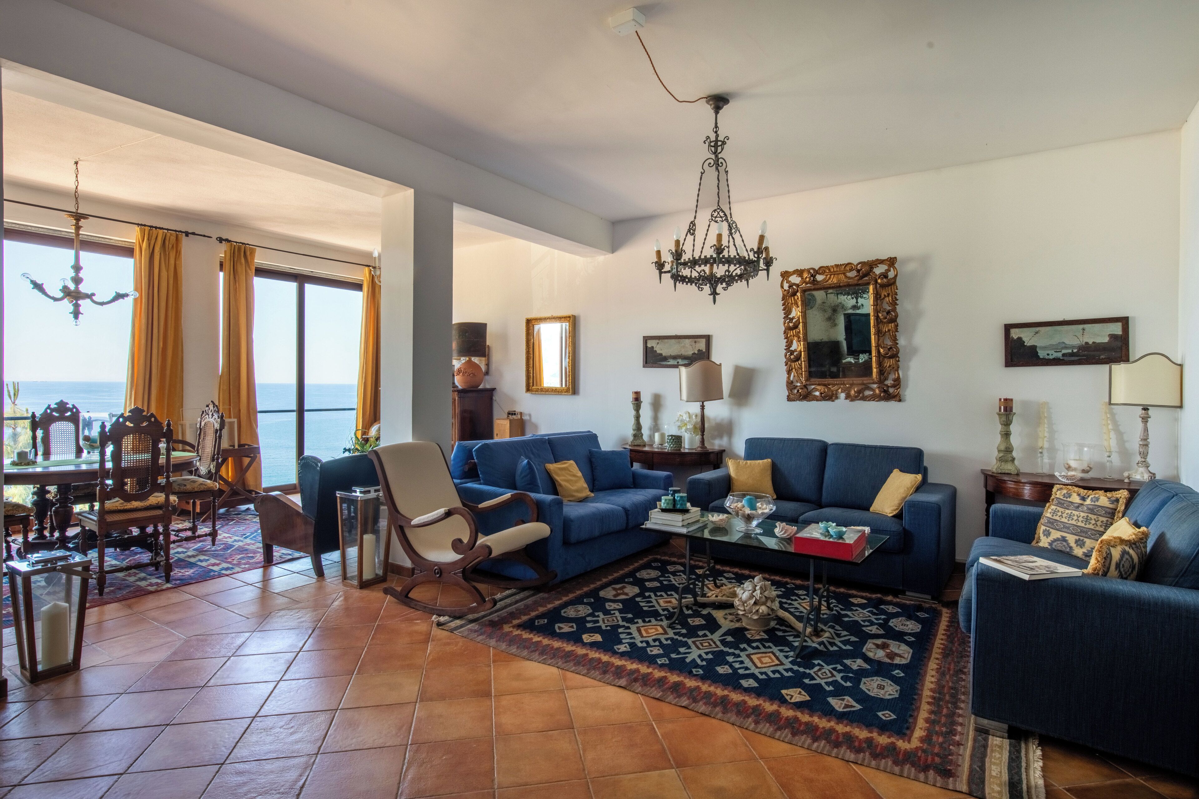 Apartamento, 2 quartos, sacada | Área de estar | TV 30 polegadas com canais via satélite