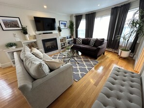 Smart TV y chimenea 